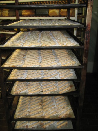 Bokkepootjes, net uit de oven, klaar om te vullen en te soppen